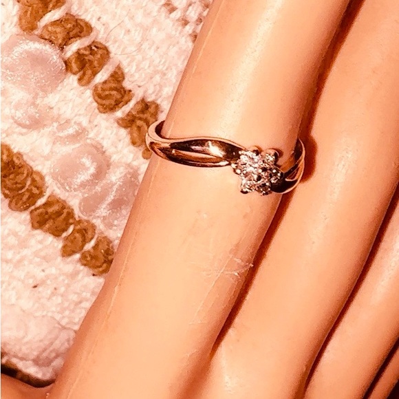 Elegant solid 10k yellow Gold Floral Ring - Picture 5 of 10